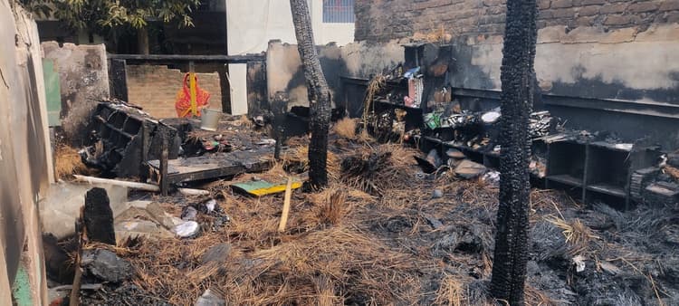 Madhubani News : शॉर्ट सर्किट से किराना दुकान में लगी आग, सारा सामान जलकर राख