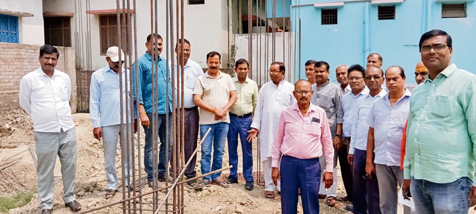 hajipur news. निर्माणाधीन सरदार पटेल छात्रावास का विधायक ने किया निरीक्षण