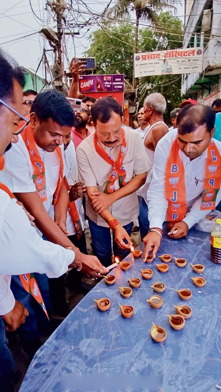 hajipur news. बाबा साहेब की जयंती की पूर्व संध्या पर भाजपा कार्यकर्ताओं ने जलाये दीप