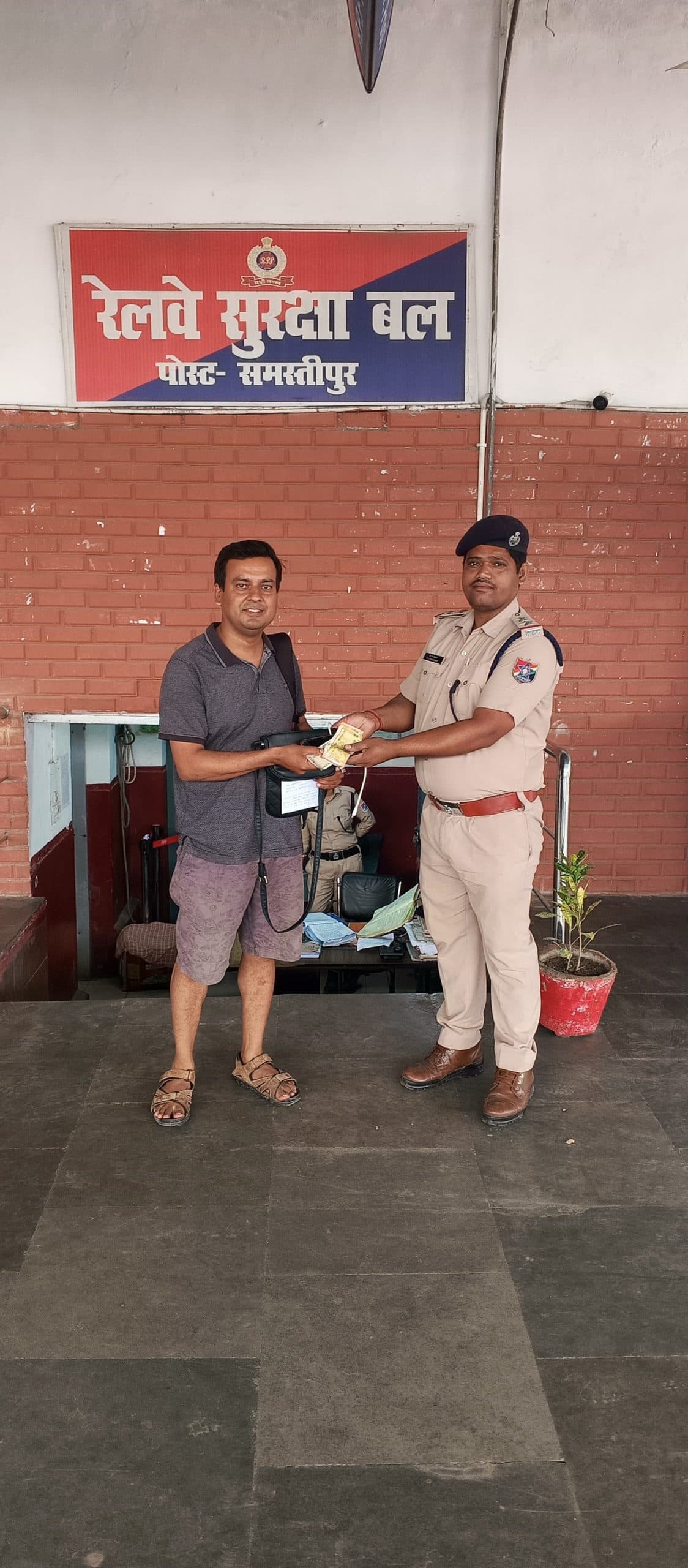 Samastipur News:लखनऊ-बरौनी एक्सप्रेस में छूटे सामान को यात्री को लौटाया