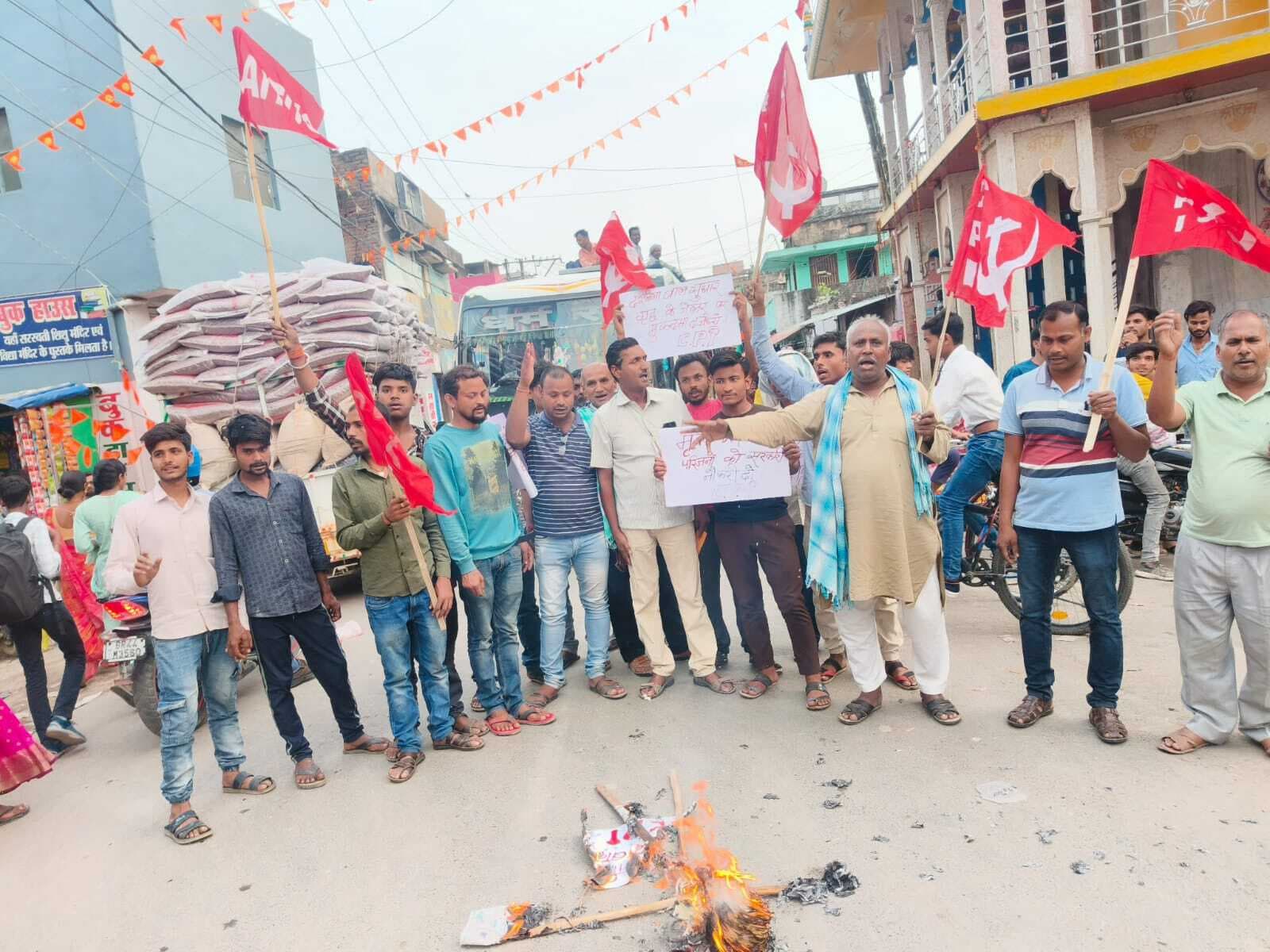 Samastipur News:बाल सुधार गृह में हुई युवक की मौत की घटना के विरोध में सरकार का फूंका पुतला