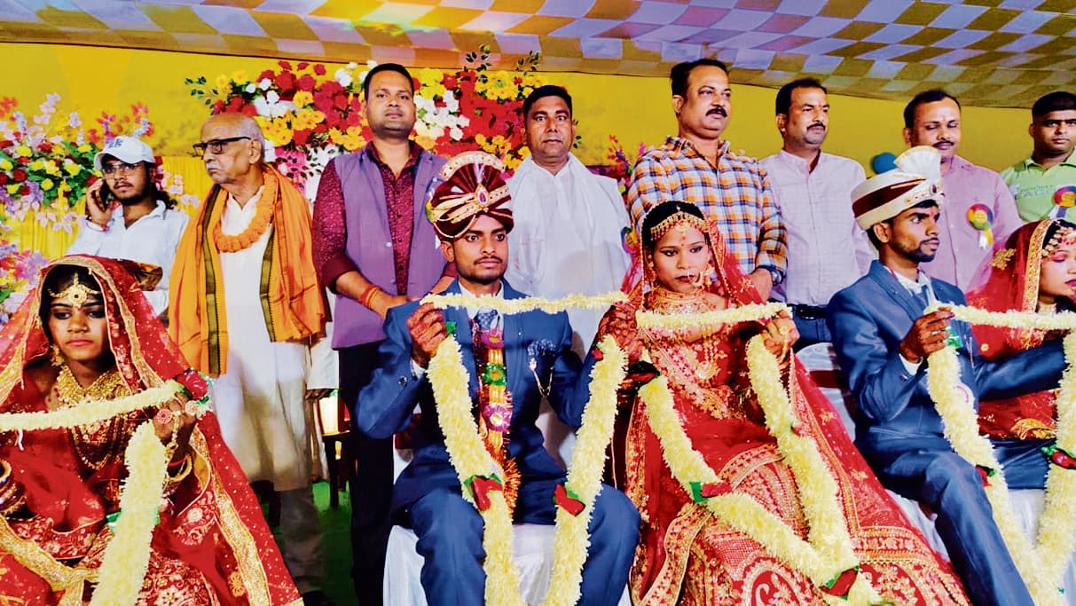 hajipur news. दहेजमुक्त सामूहिक विवाह कार्यक्रम में परिणय सूत्र में बंधे 15 जोड़े