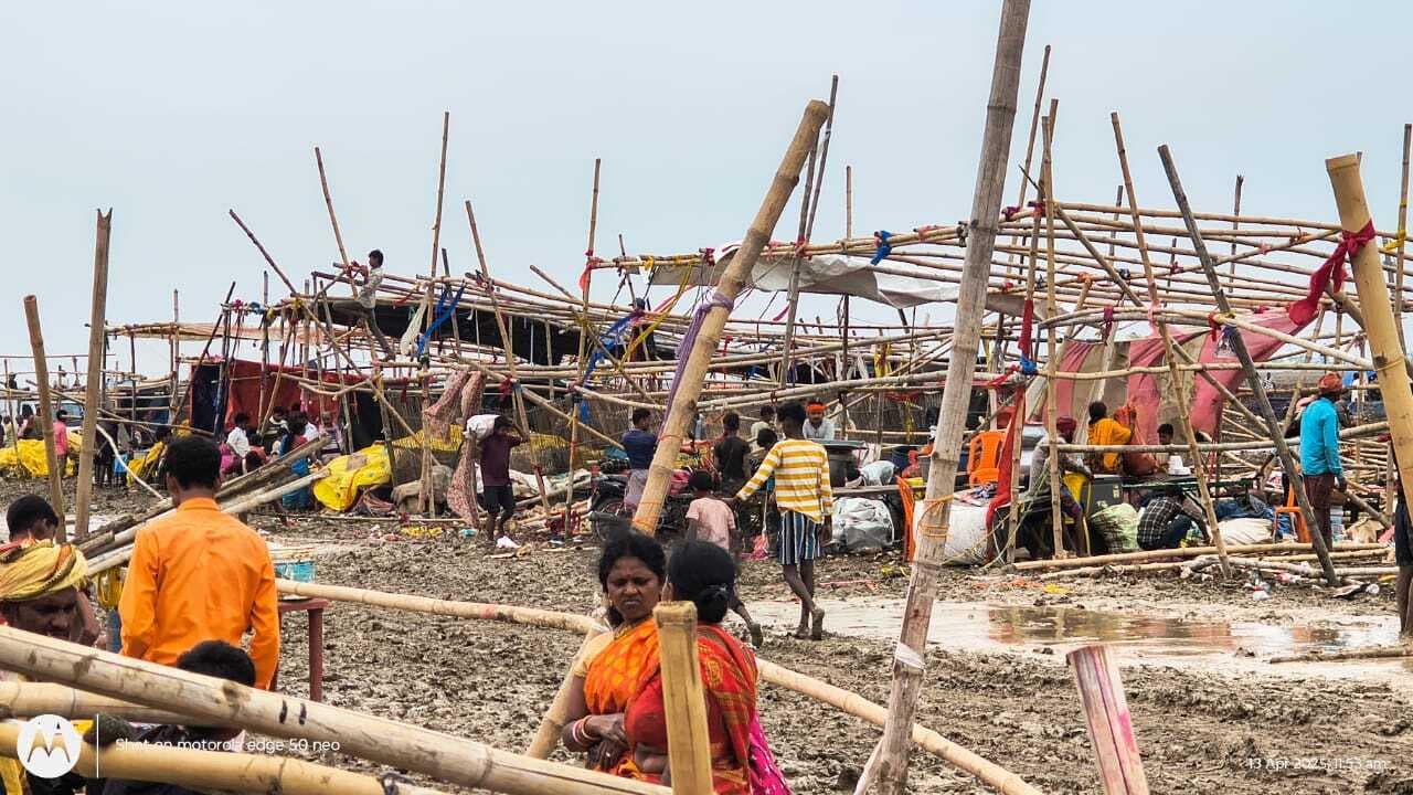 बाबा चौहरमल महोत्सव में आये हजारों श्रद्धालुओं पर आफत बन कर आयी आंधी-पानी, फंसे लोग
