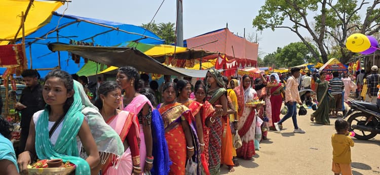 West Singhbhum News : मां भगवती का दर्शन-पूजन कर मांगीं मन्नतें