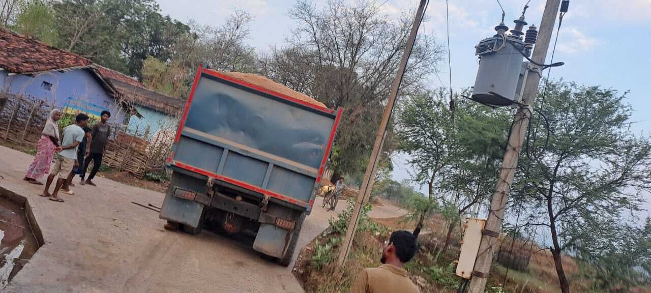 West Singbhum News : एसडीओ ने छापेमारी कर बालू लदे 7 हाइवा व ट्रैक्टर जब्त किया