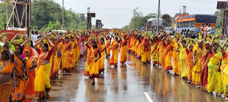 East Singhbhum News : 3001 महिलाओं ने निकाली कलश यात्रा, जय माता दी के लगे जयकारे