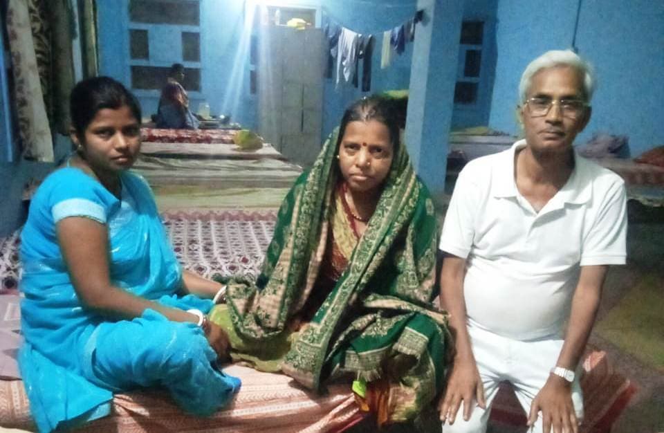 Bhagalpur news नप के आश्रय स्थल पहुंची महिला को लेने आया पति व बेटी