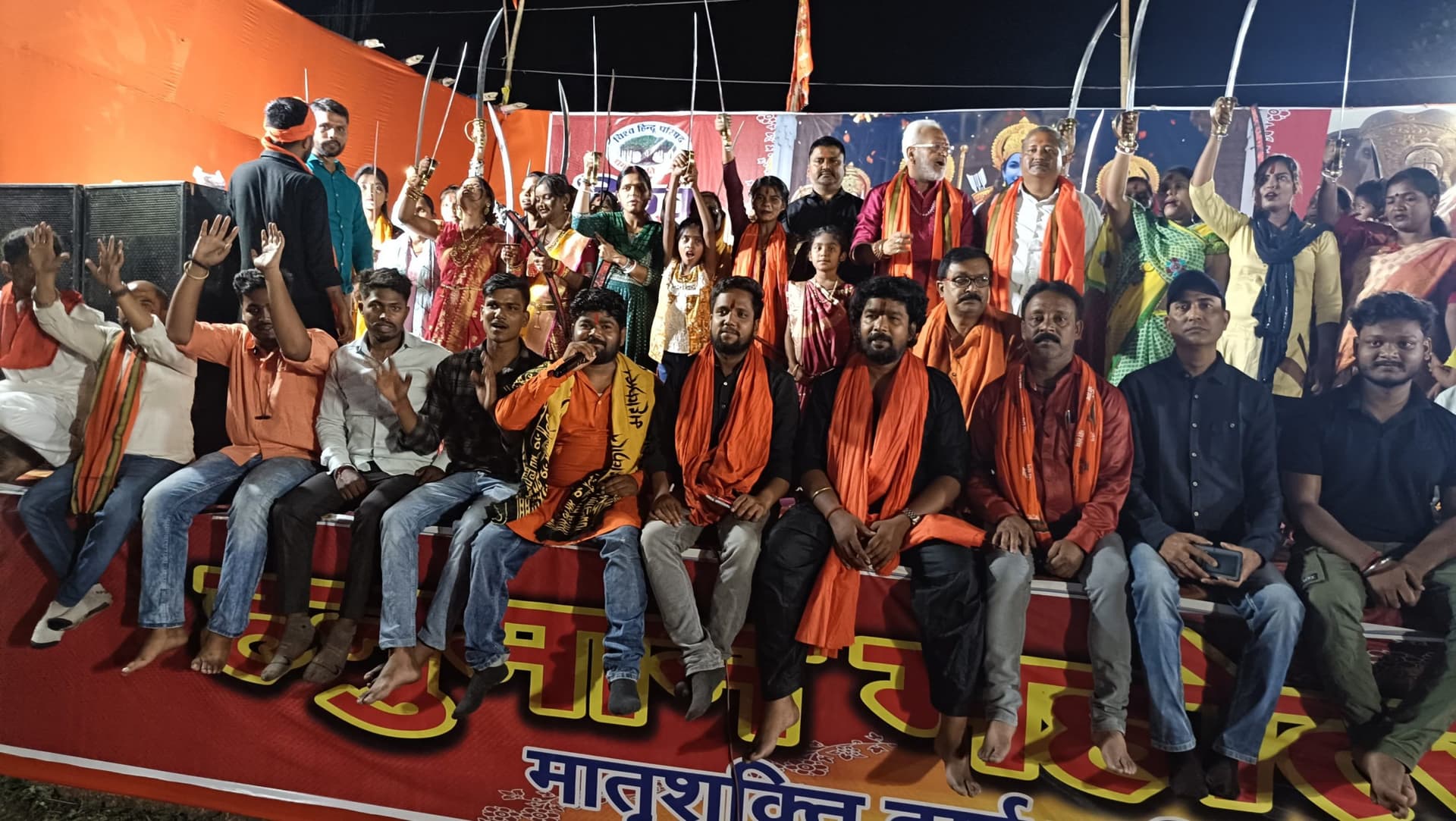 Bokaro News : दुर्गा वाहिनी की सदस्यों को तलवार देकर किया सम्मानित