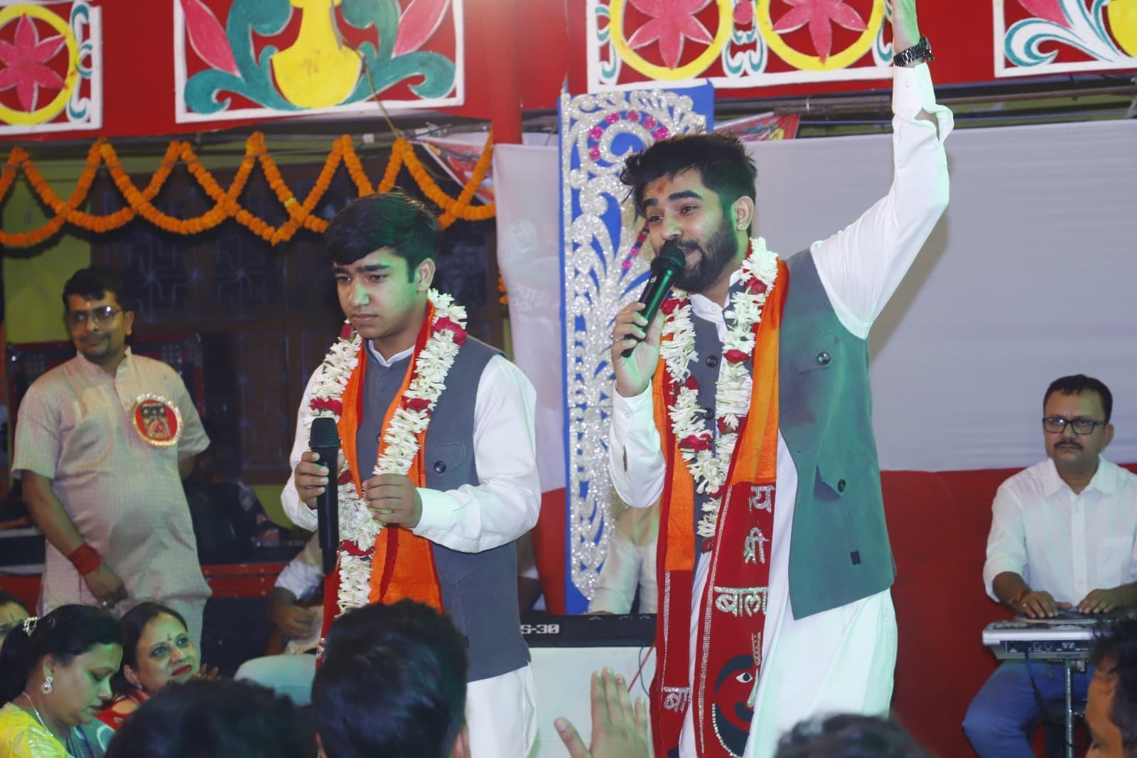 Samastipur News:देर रात तक भक्ति संगीत में झूमते रहे श्रोता, श्रीबाला जी हनुमान प्रभु का सजा दिव्य दरबार