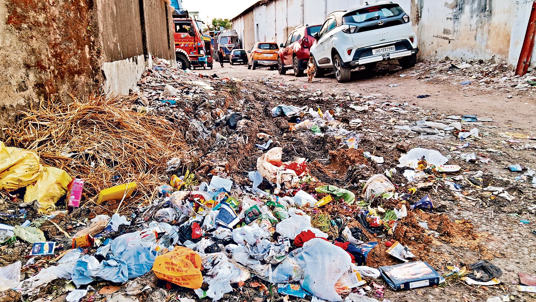 Ranchi news : 10 से 15 दिनों में एक बार आ रहे कूड़ा वाहन, रांची में जगह-जगह लगा कचरे का ढेर