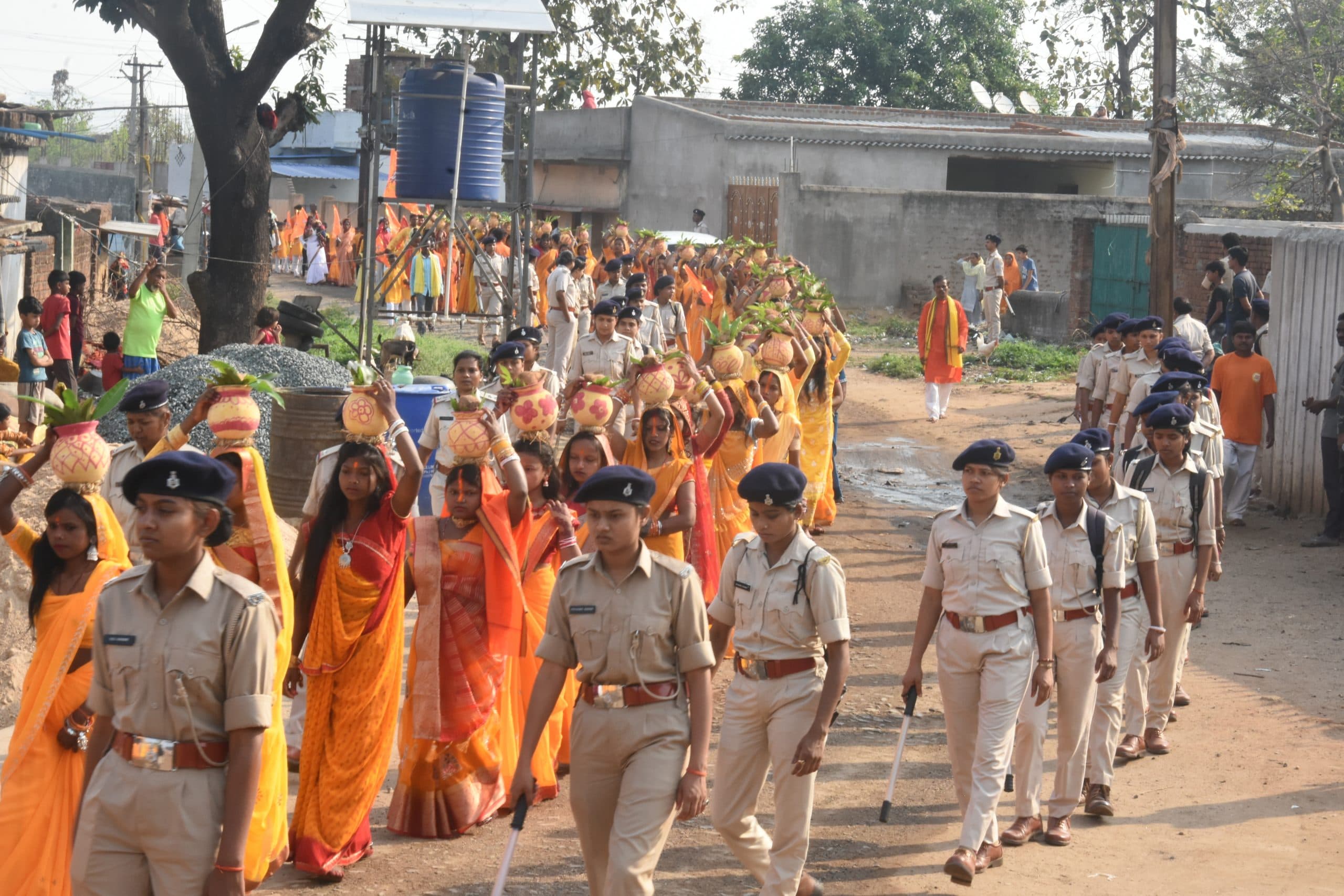 Dhanbad News : अमलाटांड़ में काली मंदिर की प्राण प्रतिष्ठा पर निकली भव्य कलश यात्रा