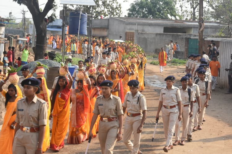 Dhanbad News : अमलाटांड़ में काली मंदिर की प्राण प्रतिष्ठा पर निकली भव्य कलश यात्रा