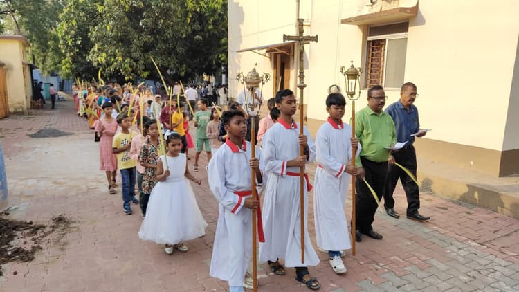 Dhanbad News: पाम संडे पर मसीही समुदाय ने निकाला जुलूस