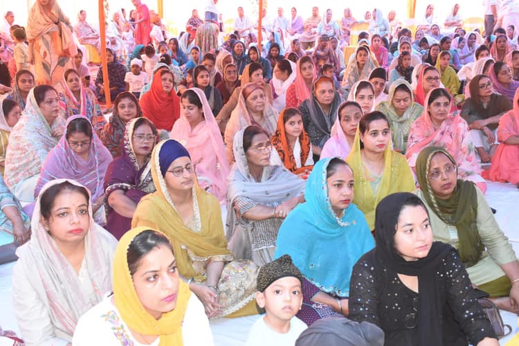 Dhanbad News : धनबाद में बंदों ने गुरुग्रंथ साहेब के सामने मत्था टेक किया अरदास