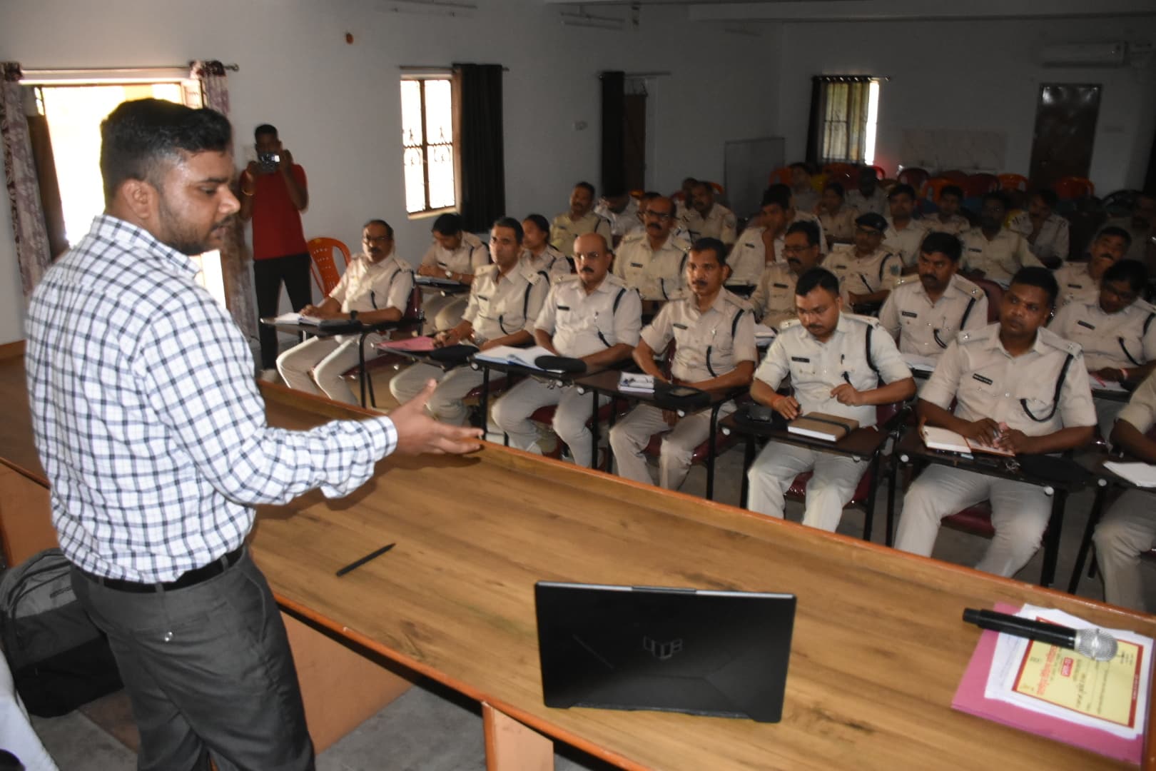 Dhanbad News : साइबर सुरक्षा व अनुसंधान को ले पुलिस अधिकारियों को दिया गया प्रशिक्षण