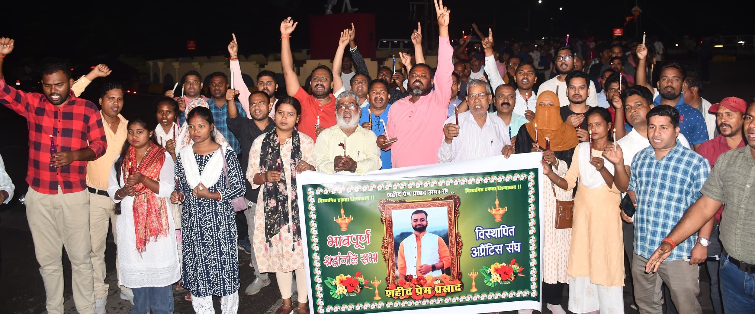 विस्थापित अप्रेंटिस संघ ने निकाला कैंडल मार्च