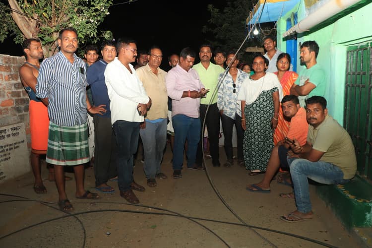 Jamshedpur News : पंसस के छप्पर पर गिरा हाइ वोल्टेज तार, 22 पंचायतों में बिजली गुल, हंगामा