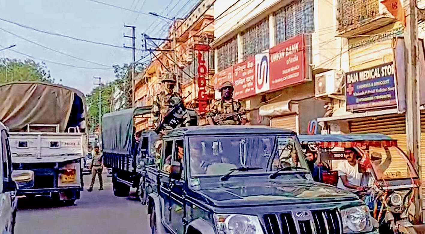 हिंसा प्रभावित मुर्शिदाबाद से सैकड़ों लोग भागे, नदी पार कर मालदा में ली शरण