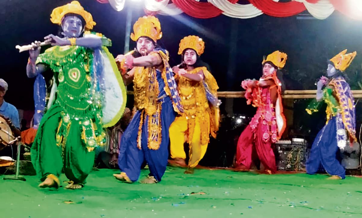 seraikela kharsawan news: कलाकारों ने बिखेरी छऊ की रंगीन छटा, दर्शक मंत्रमुग्ध