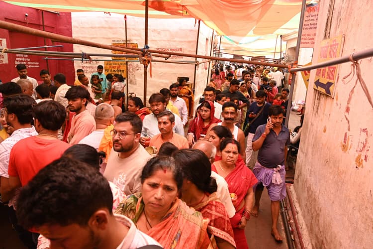 deoghar news : बाबा मंदिर में भारी भीड़, रात साढ़े आठ बजे बंद हुआ पट