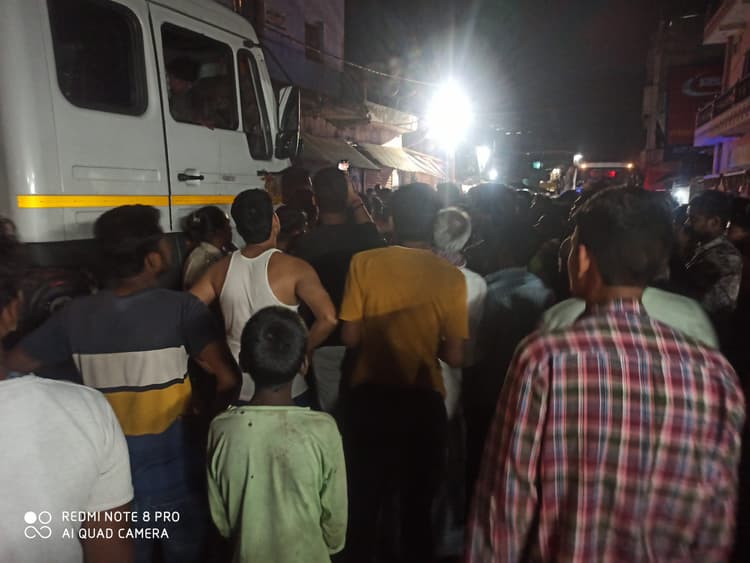 डंपर की चपेट में आने से बच्ची गंभीर रूप से घायल, चालक को पकड़ा