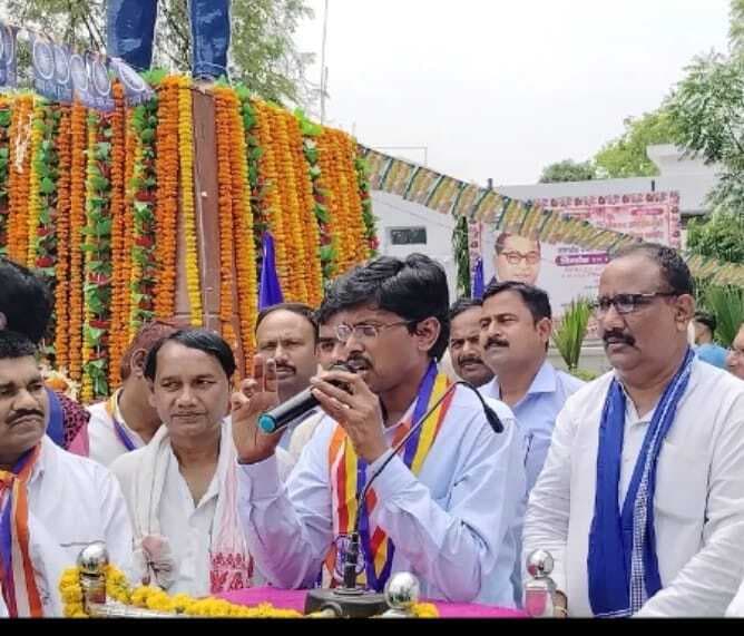 केक काटकर मनायी डॉ आंबेडकर की जयंती