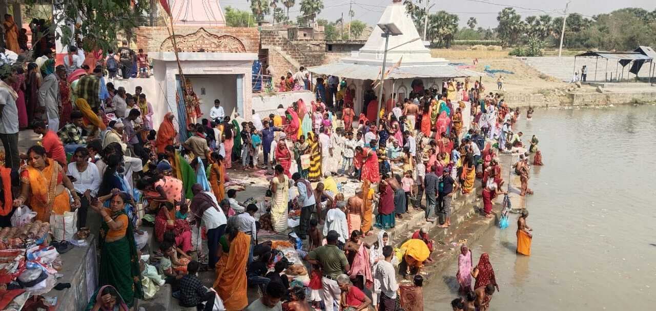 लाखों श्रद्धालुओं ने लगायी आस्था की डुबकी