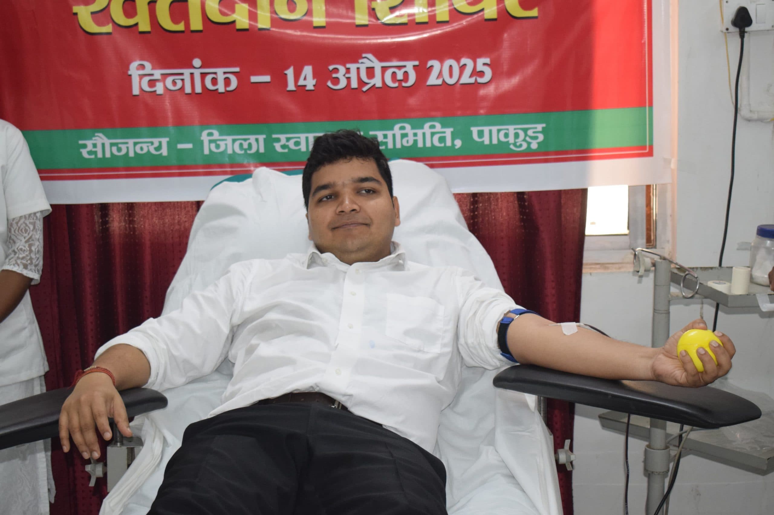 डीसी ने आंबेडकर जयंती पर किया रक्तदान