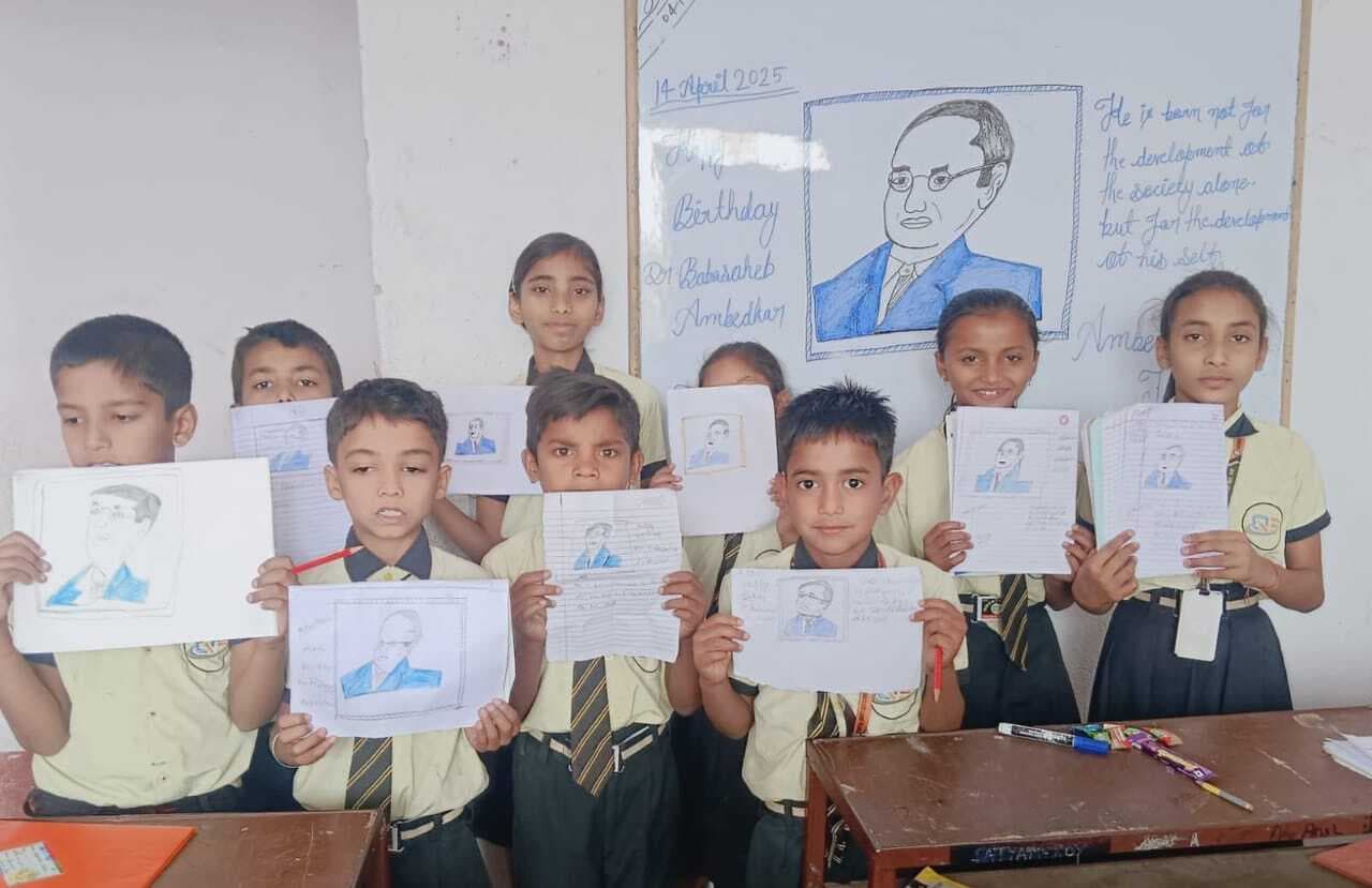 स्कूली बच्चों ने बनायीं डॉ आंबेडकर की तस्वीरें