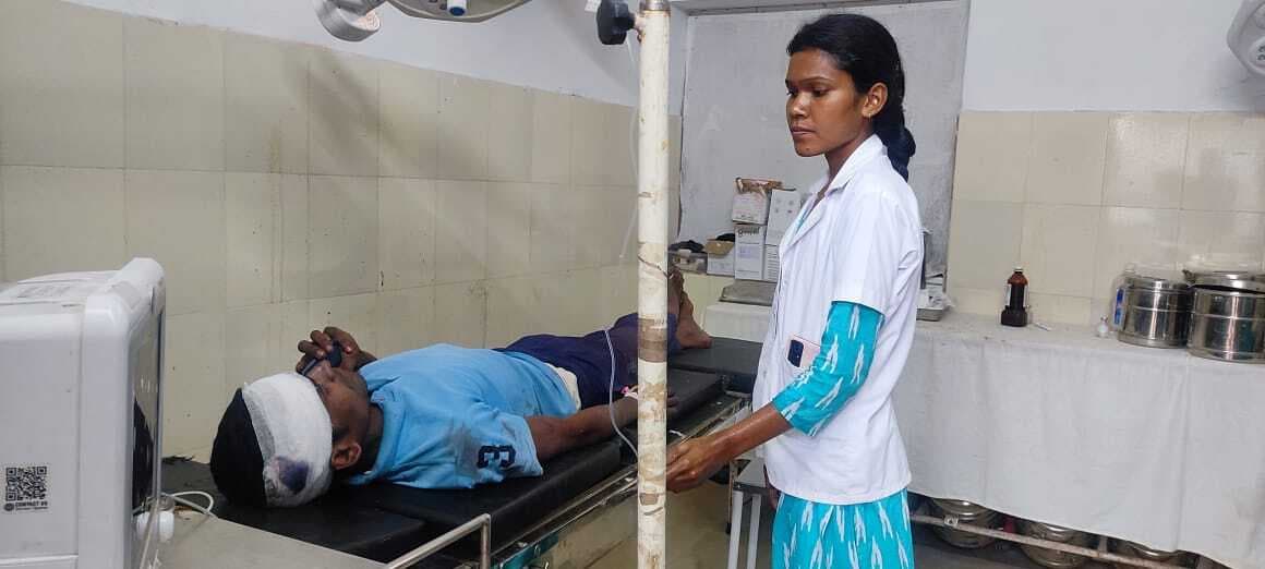 पेड़ से टकरायी पिकअप वैन, देवघर के एक युवक की मौत, दो घायल