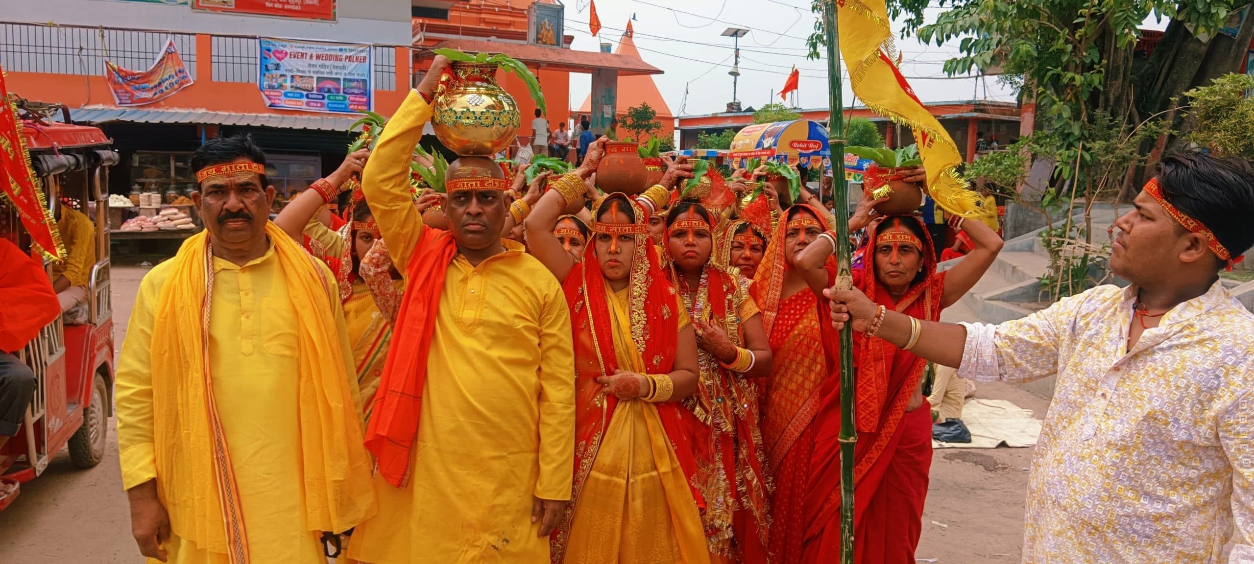 hajipur news. बिदुपुर में प्रतिमा की प्राण-प्रतिष्ठा के लिए निकाली गयी कलशयात्रा.