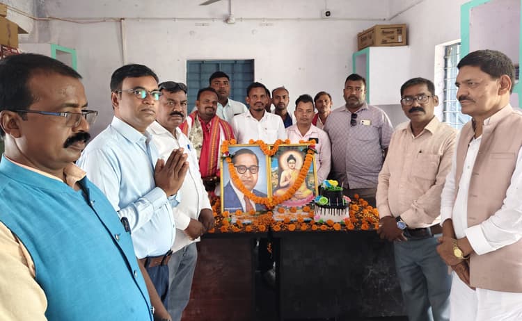 डॉ आंबेडकर की जयंती पर निकाली शोभायात्रा