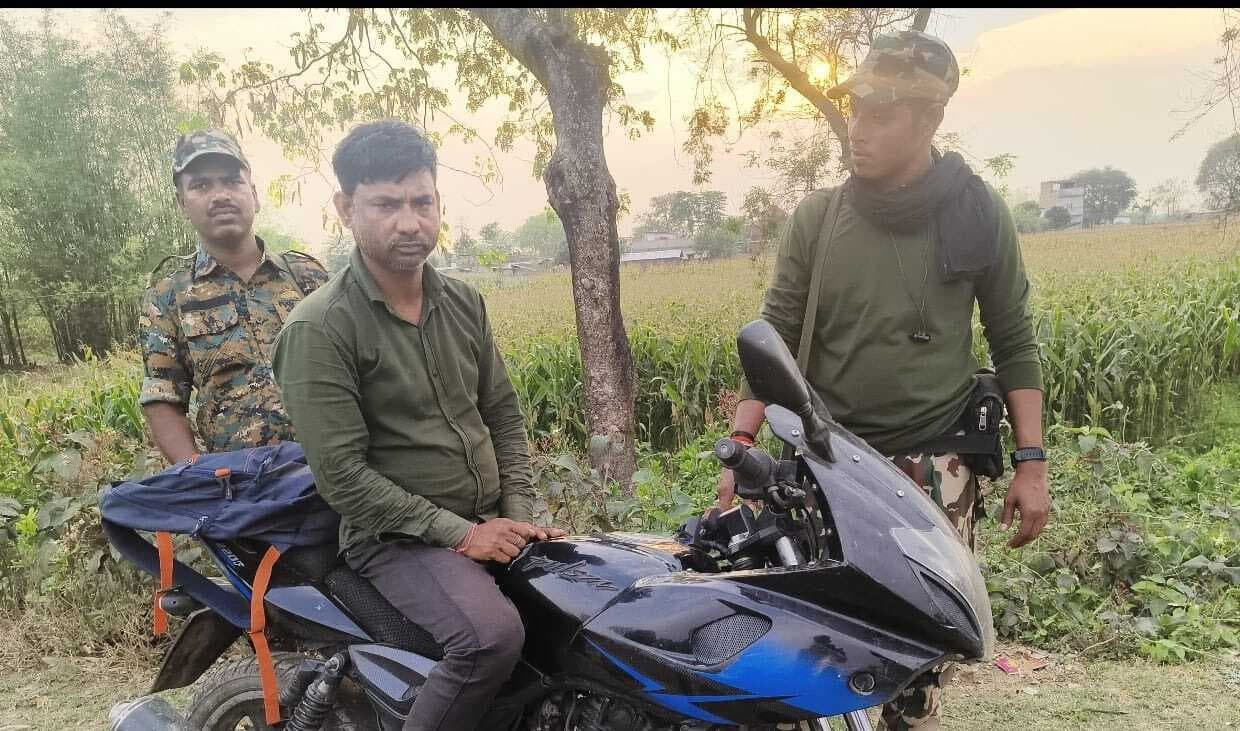 कोढ़ा गैंग का सदस्य चोरी की बाइक के साथ गिरफ्तार