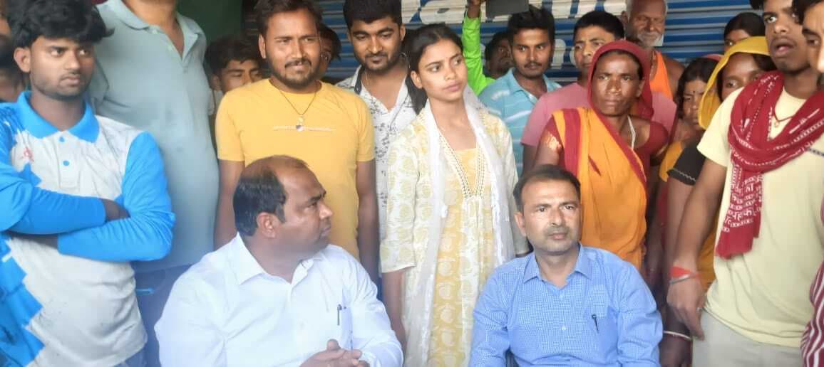 रसोईया की मौत के बाद आक्रोशित ग्रामीण व परिजन 18 घंटे तक सड़क जाम कर आवागमन किया बाधित