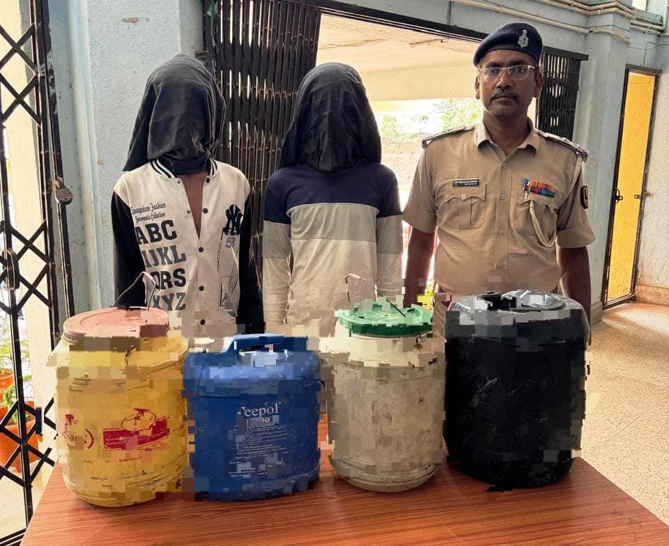 छापेमारी कर 60 लीटर महुआ शराब की गयी जब्त, दो तस्कर गिरफ्तार