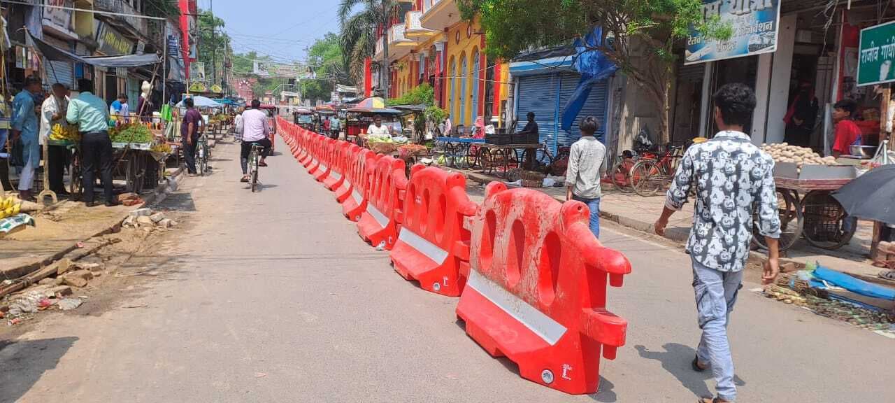 नगर निगम ने एक नंबर ट्रैफिक से मुख्य बाजार में सड़क के बीच लगाया डिवाइडर