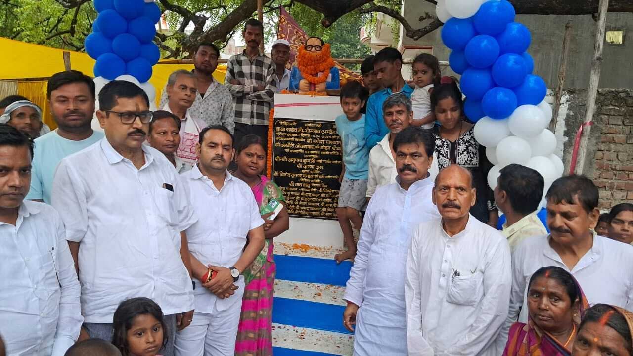 डॉ आंबेडकर की मूर्ति का अनावरण