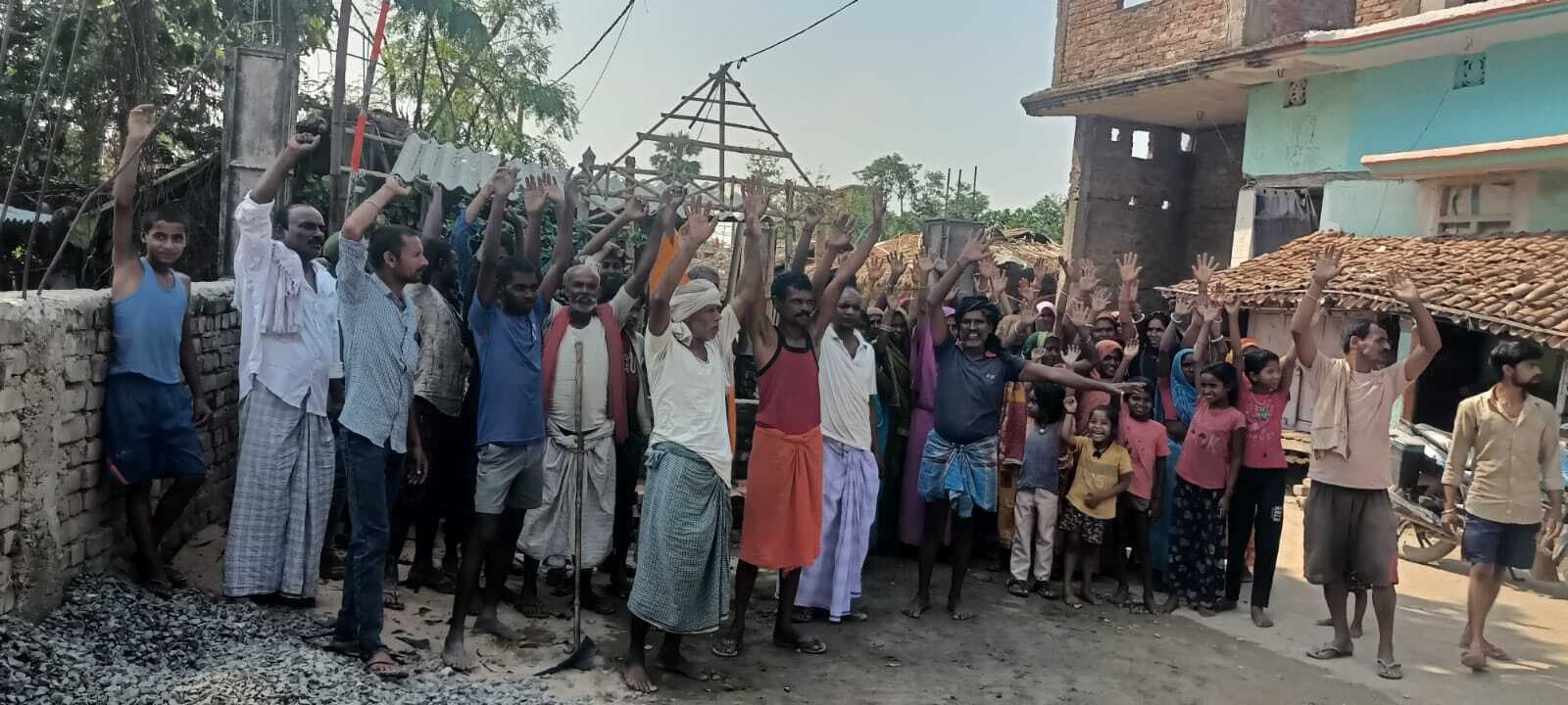 पुलिस पर अभद्र व्यवहार का आरोप लगा ग्रामीणों ने किया प्रदर्शन