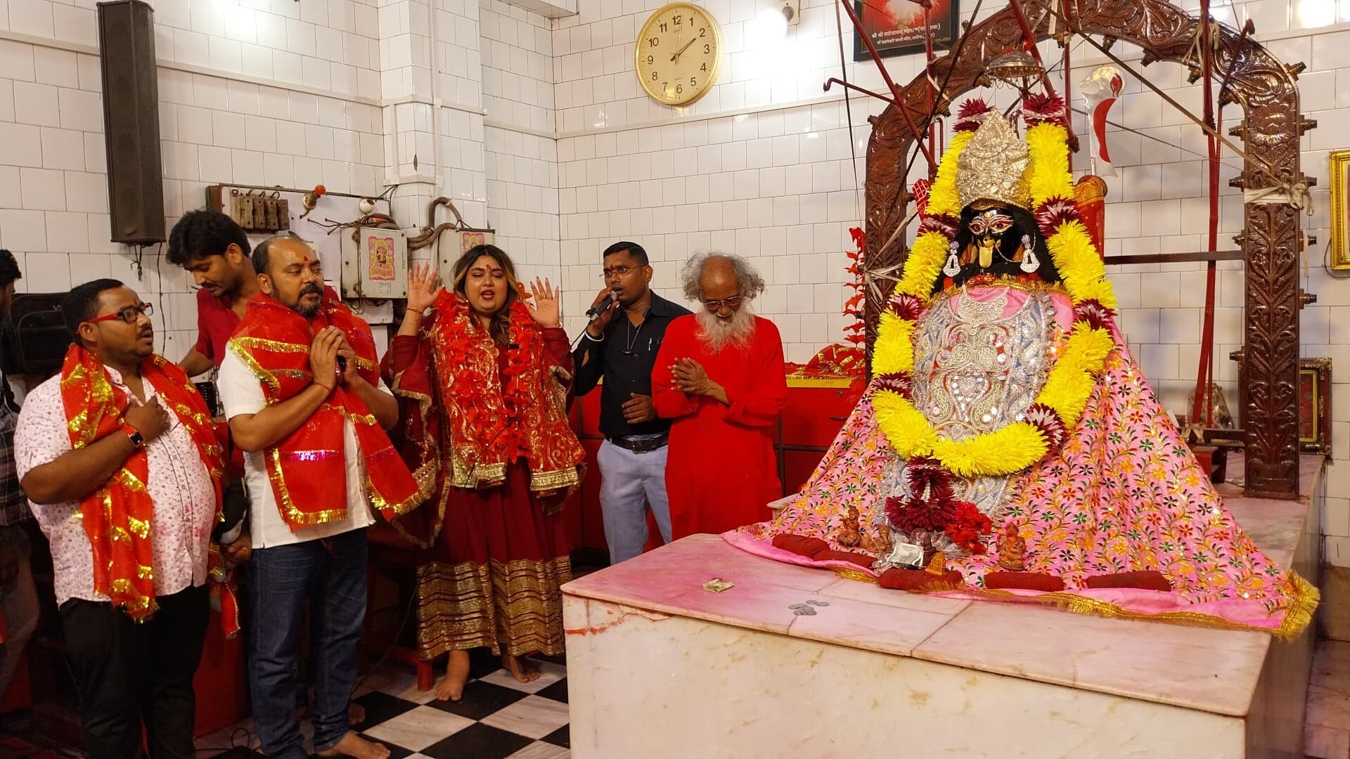 मैथिली गायिका प्रिया मल्लिक ने मां खड्गेश्वरी मंदिर में की पूजा-अर्चना