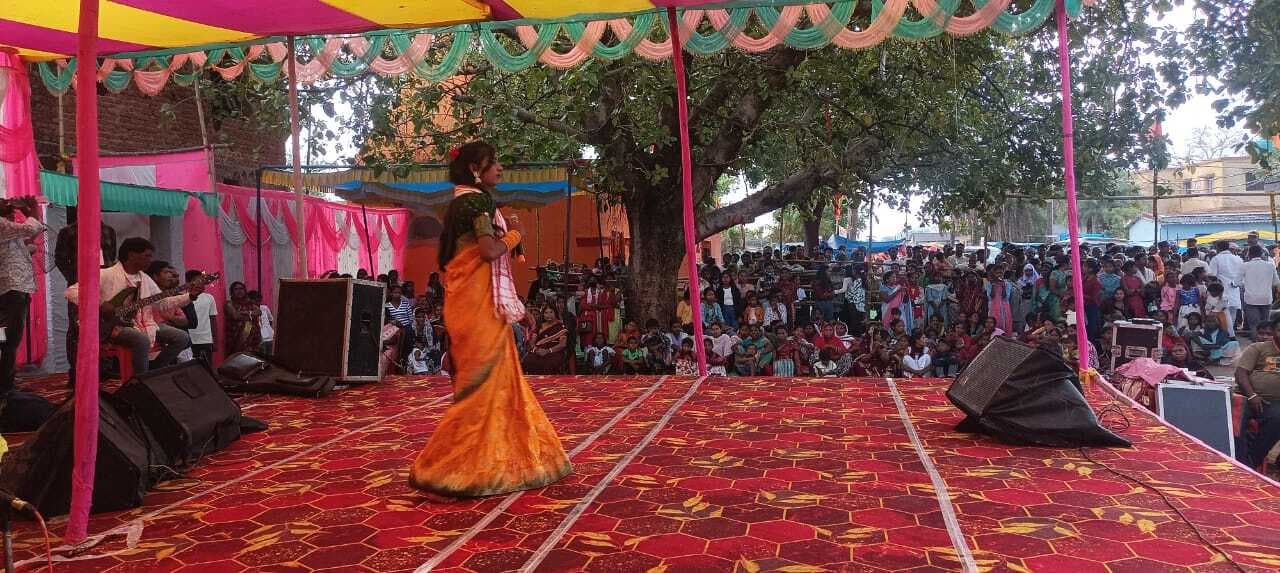 भोक्ताओं ने 24 घंटे का निर्जला उपवास में अंगारों पर चलकर दिखायी शिव भक्ति