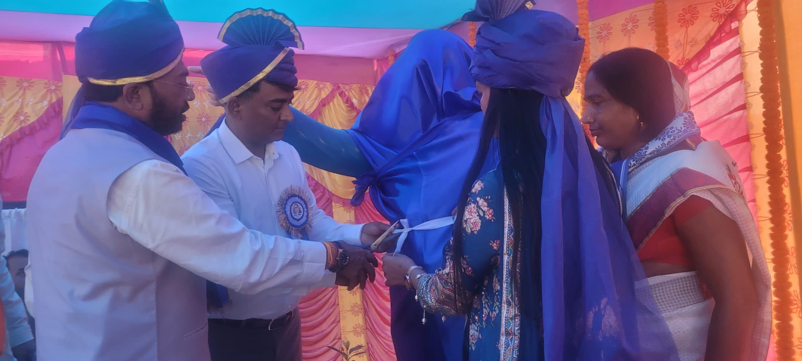 Deoghar news : विधायक व डीसी ने बाबा साहेब की प्रतिमा का किया अनावरण, युवाओं को शिक्षा के क्षेत्र में आगे बढ़ने के लिए किया प्रेरित