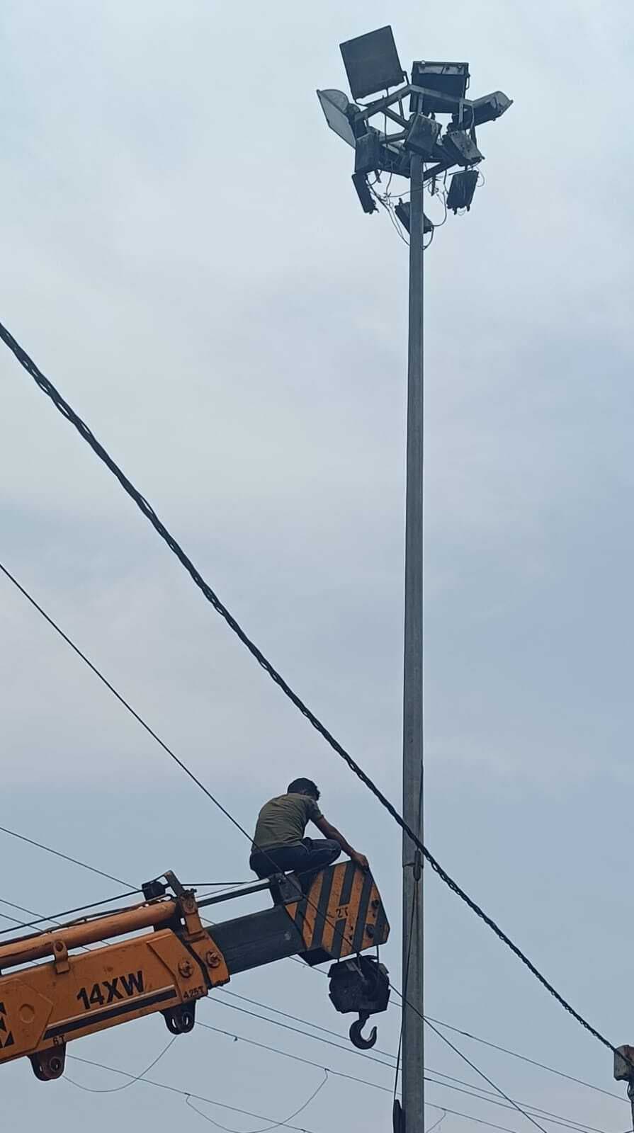 प्रशासन की पहल पर हटायी गयी हाइमास्ट लाइट