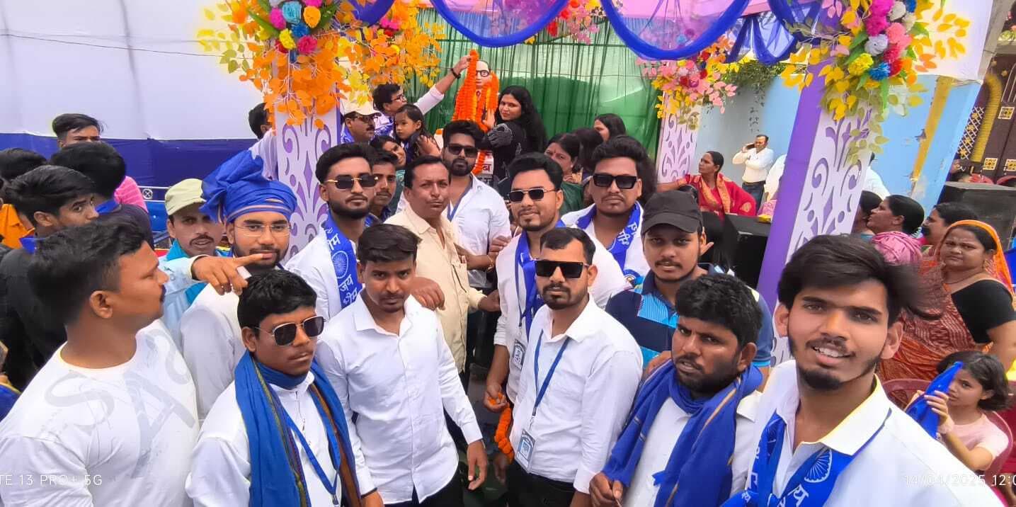 राॅयल क्लब ने बाबा साहेब की प्रतिमा पर किया माल्यार्पण