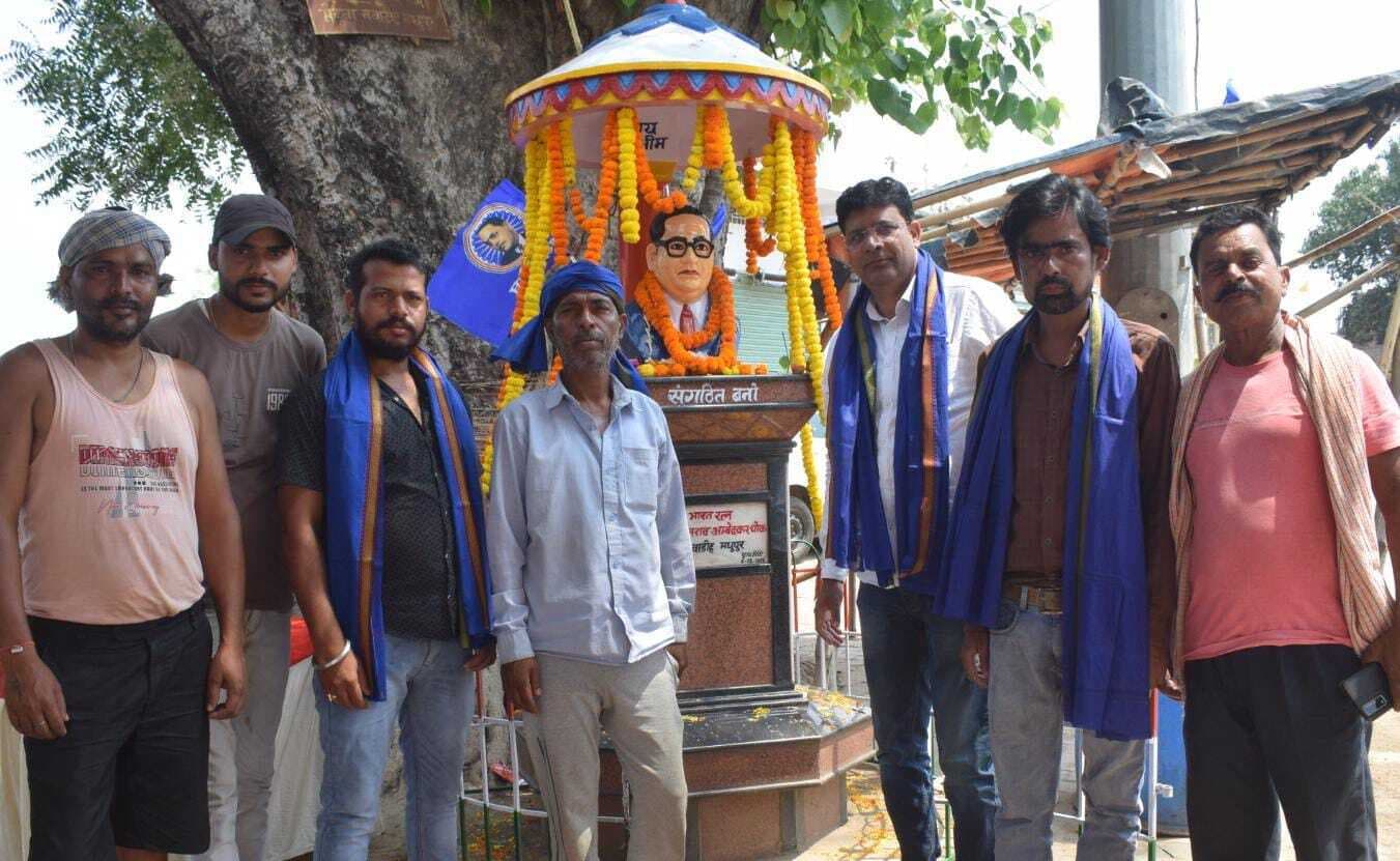 युवाओं ने बाबा साहेब की प्रतिमा पर किया माल्यार्पण