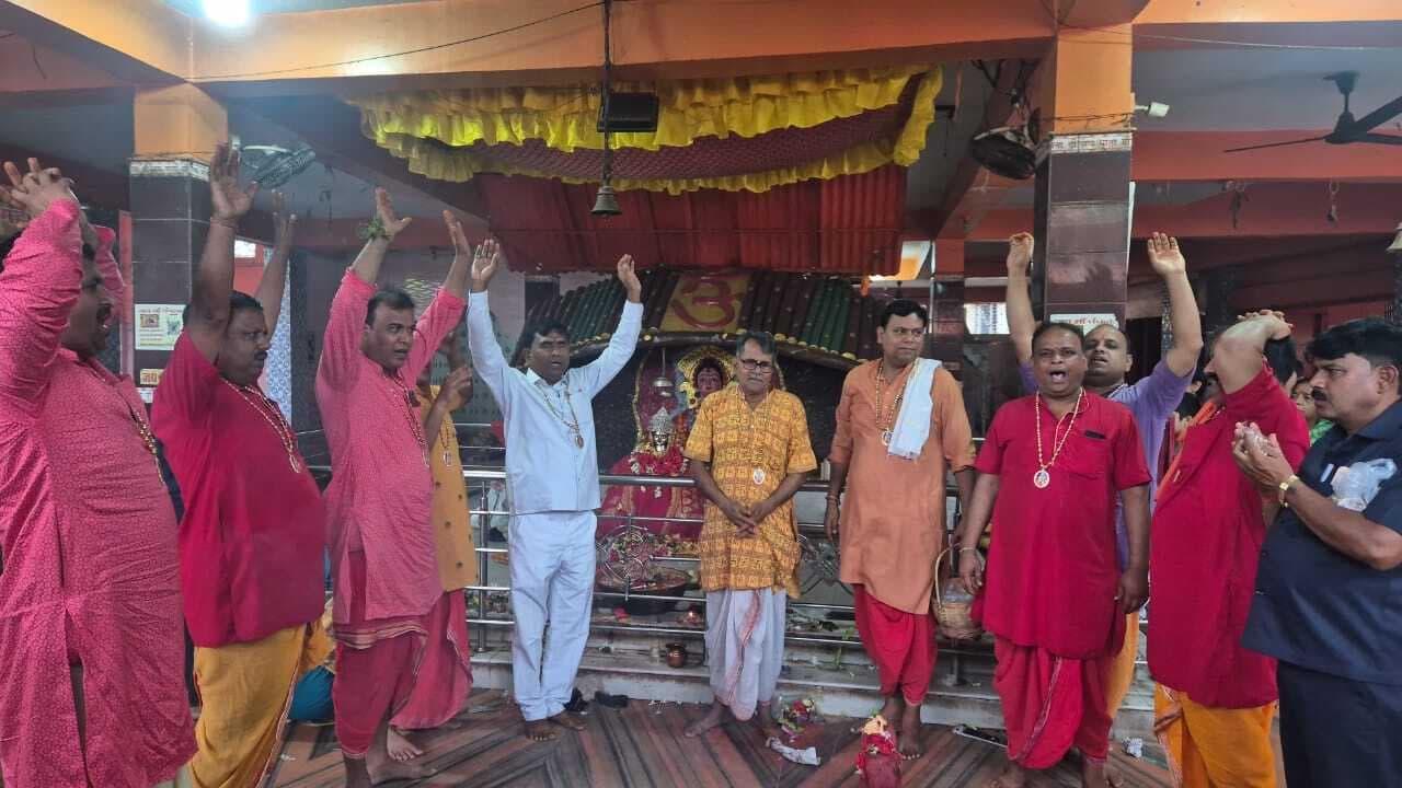 मॉं चंचला मंदिर के पुराेहितों को किया गया सम्मानित