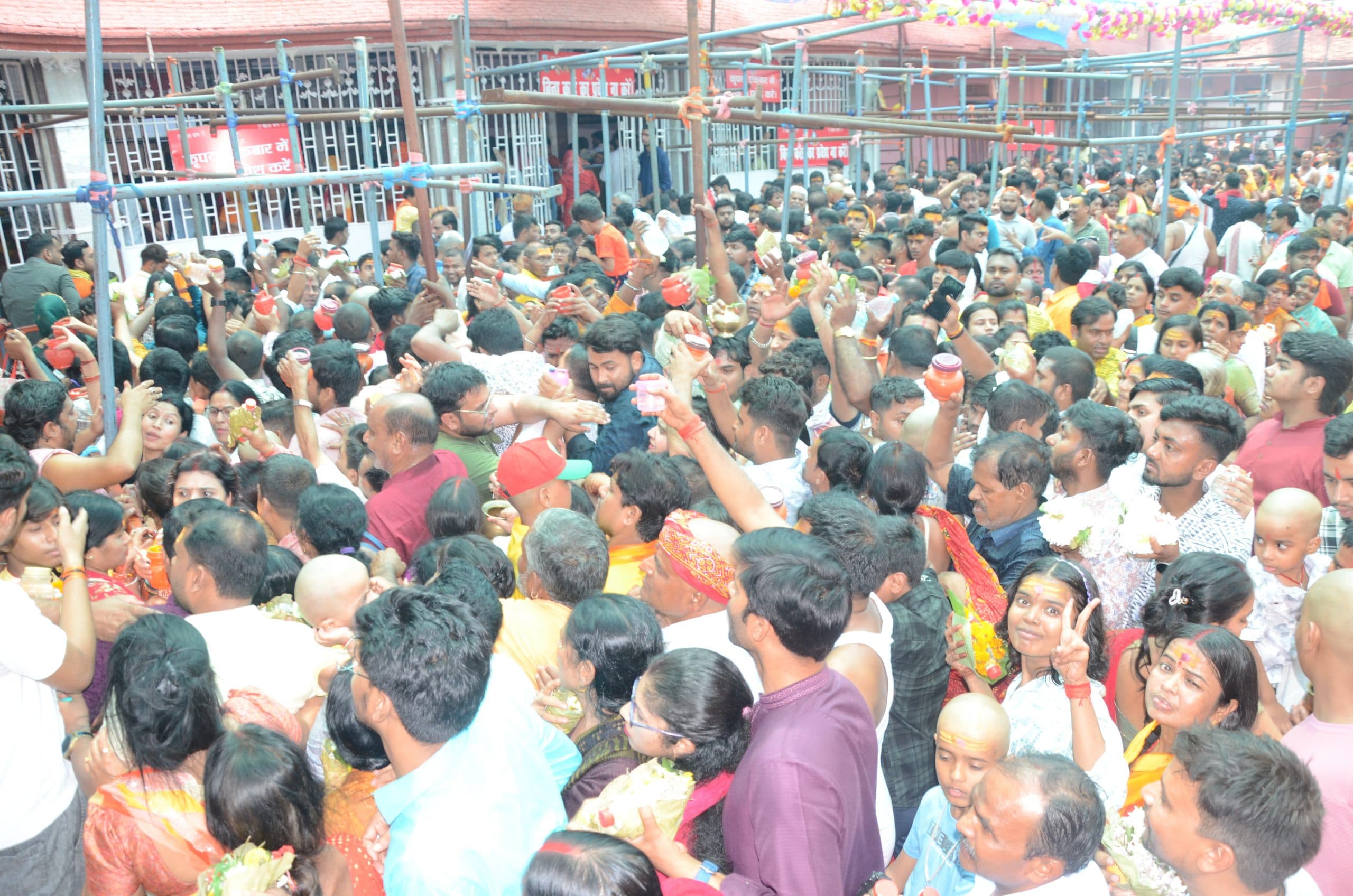 Deoghar news : बाबा मंदिर में उमड़ी भक्तों की भीड़, एसडीओ सहित अधिकारियों ने संभाला मोरचा