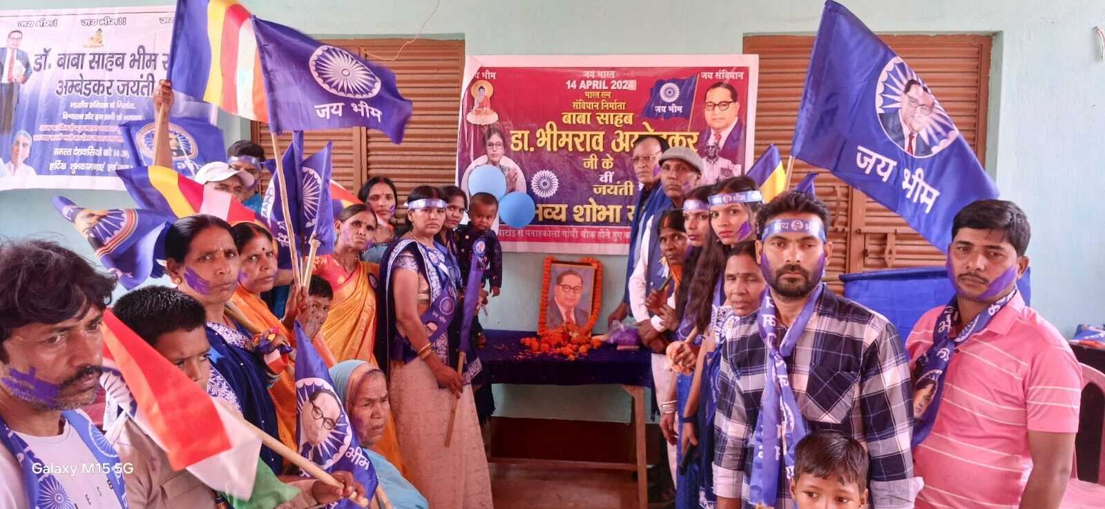 बसपा कार्यकर्ताओं ने संविधान निर्माता के चित्र पर किया माल्यार्पण