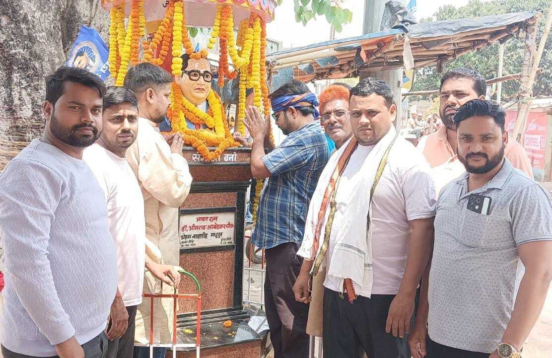 कांग्रेसियों ने बाबा साहेब की प्रतिमा को किया माल्यार्पण