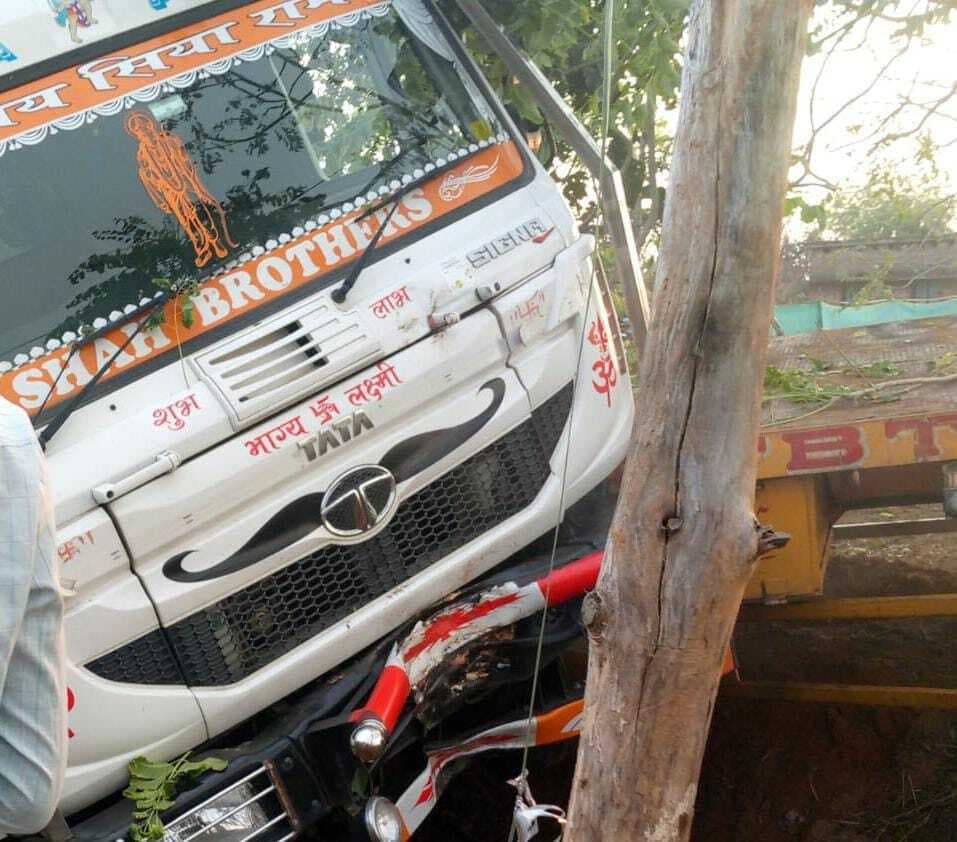 ट्रेलर पलटा, बाल-बाल बचे चालक-खलासी