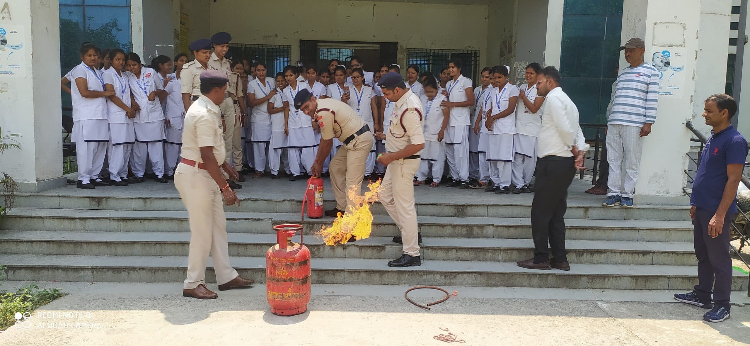 एएनएम ट्रेनिंग स्कूल में दी आग बुझाने की जानकारी